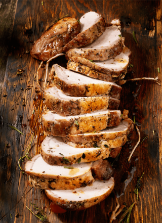 aufgeschnittener Braten mit Majoran bestreut