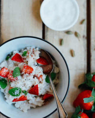 Milchreis mit Erdbeeren und Cardamom